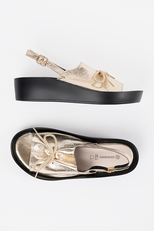 Gouden dames sandalen op plateau met... Gouden dames sandalen op plateau met...