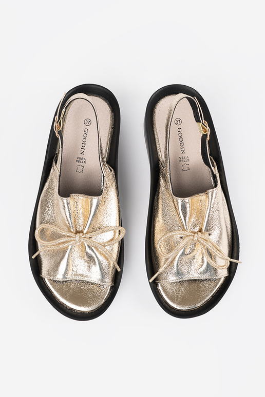 Gouden dames sandalen op plateau met... Gouden dames sandalen op plateau met...