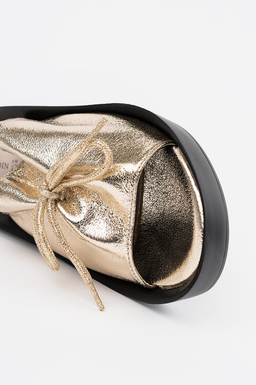 Gouden dames sandalen op plateau met... Gouden dames sandalen op plateau met...