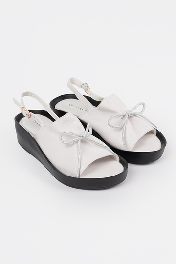 Witte dames sandalen op... 2