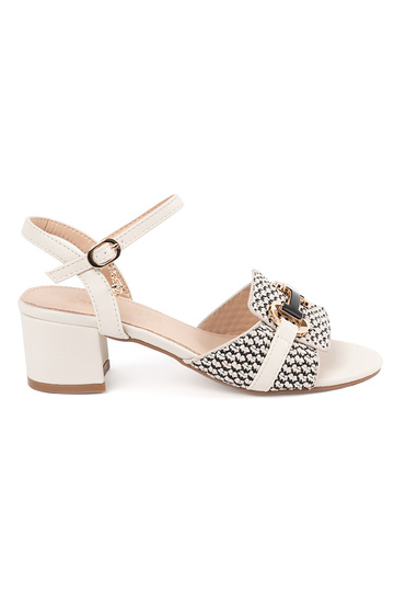 Dames witte sandalen op...