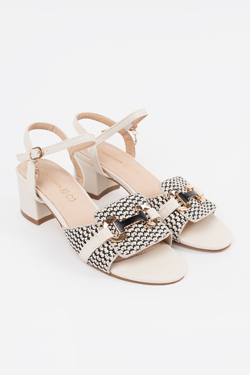 Dames witte sandalen op... 2