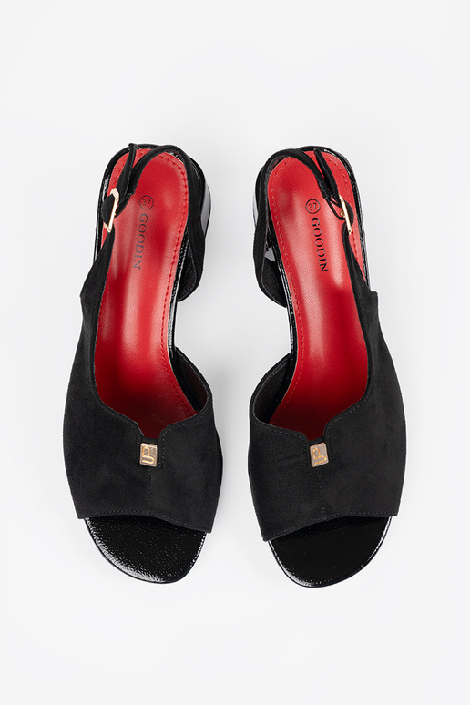 Zwarte suède dames sandalen op hoge hak Zwarte suède dames sandalen op hoge hak