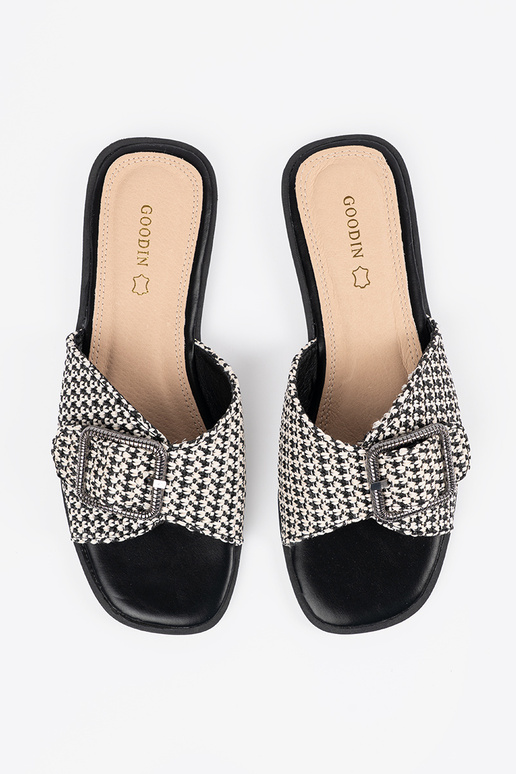 Zwart-witte geruite slippers met gespen Zwart-witte geruite slippers met gespen