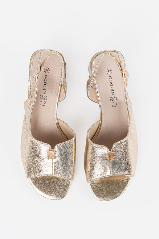 Gouden suède dames sandalen op hoge hak Gouden suède dames sandalen op hoge hak