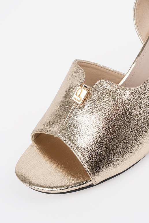 Gouden suède dames sandalen op hoge hak Gouden suède dames sandalen op hoge hak