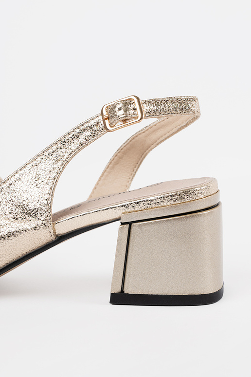 Gouden suède dames sandalen op hoge hak Gouden suède dames sandalen op hoge hak