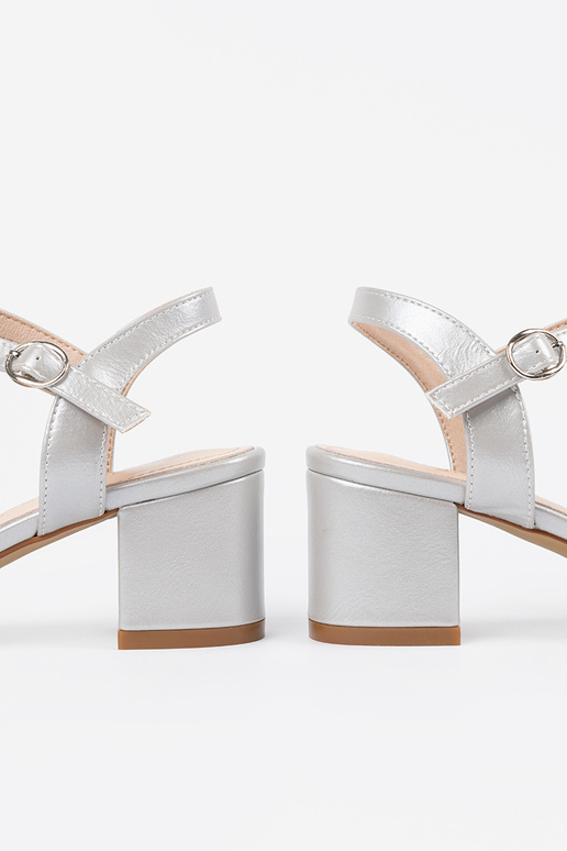 Gouden dames sandalen op een platte...