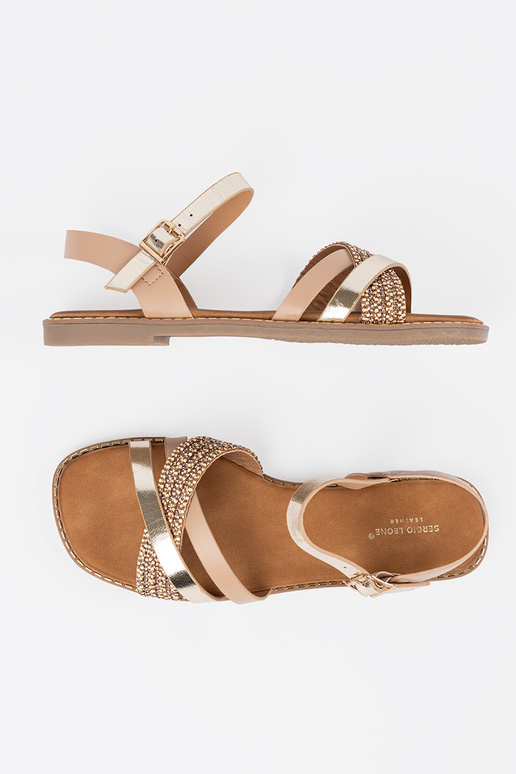 Witte dames sandalen op een platte...