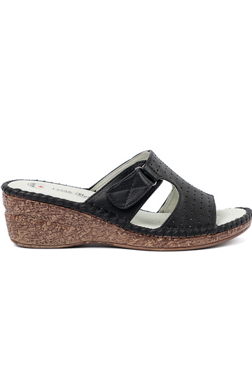 Slippers op platform met...