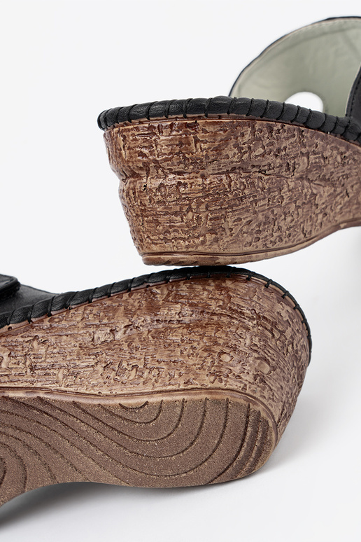 Slippers op platform met uitsparingen...