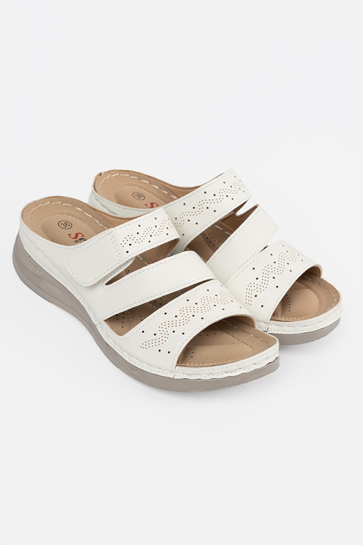 Slippers op een lage plateau in witte...