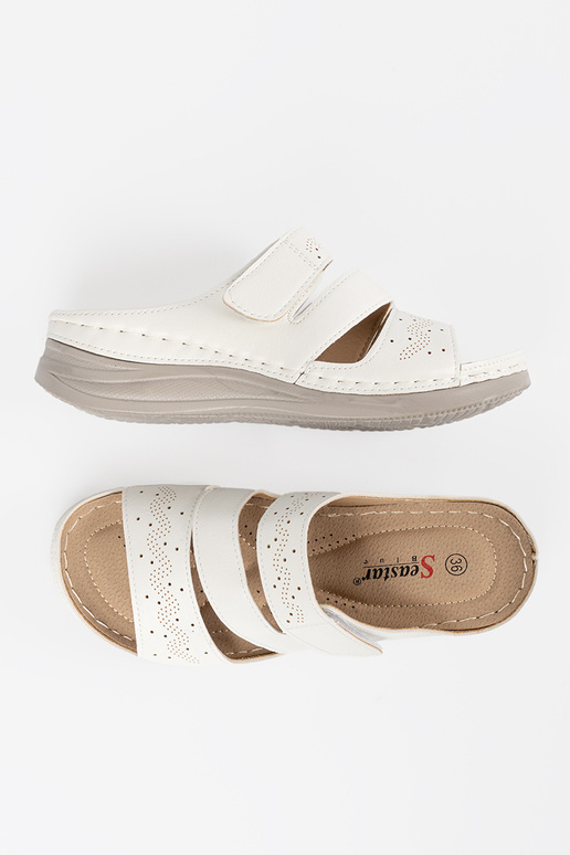 Slippers op een lage plateau in witte...