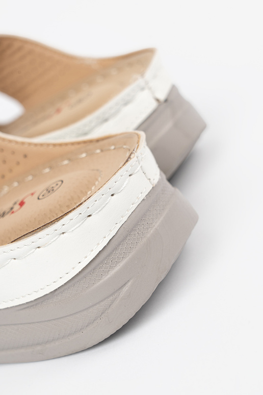 Slippers op een lage plateau in witte...