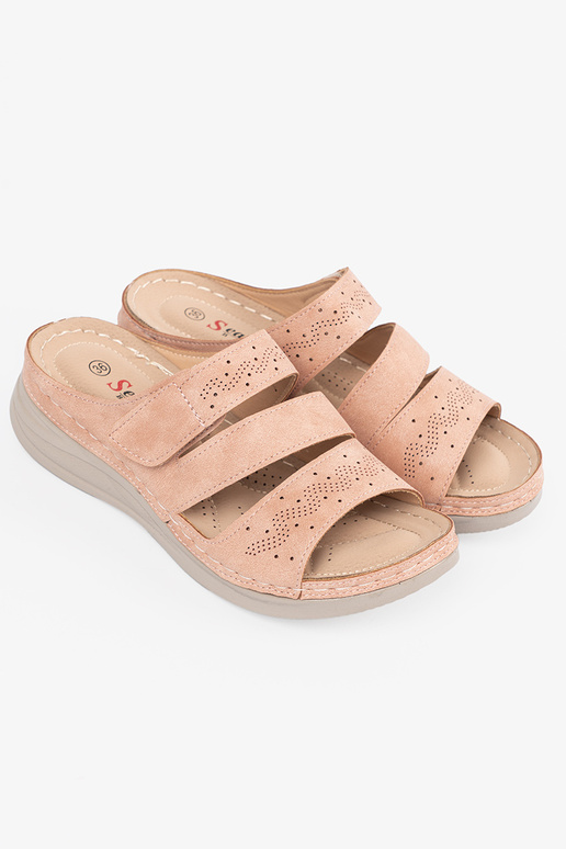 Slippers op een lage plateau in roze... Slippers op een lage plateau in roze...