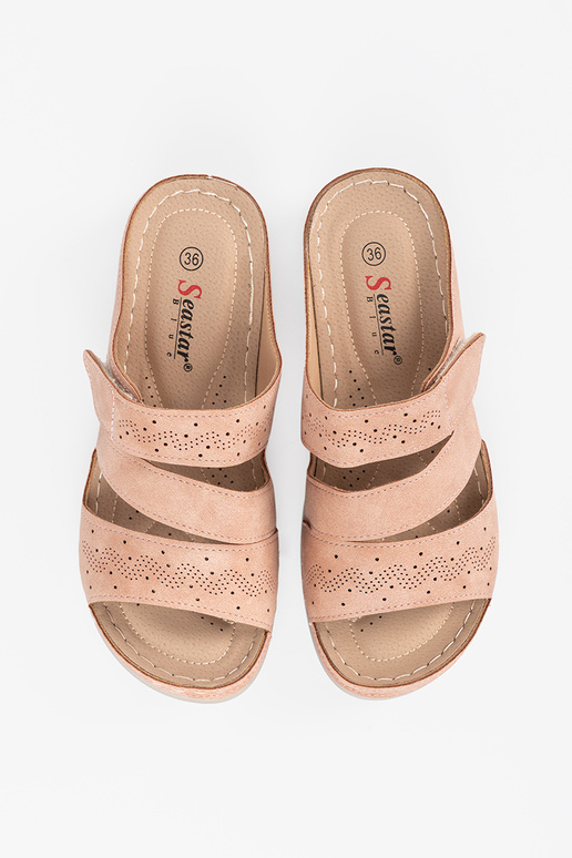 Slippers op een lage plateau in roze... Slippers op een lage plateau in roze...