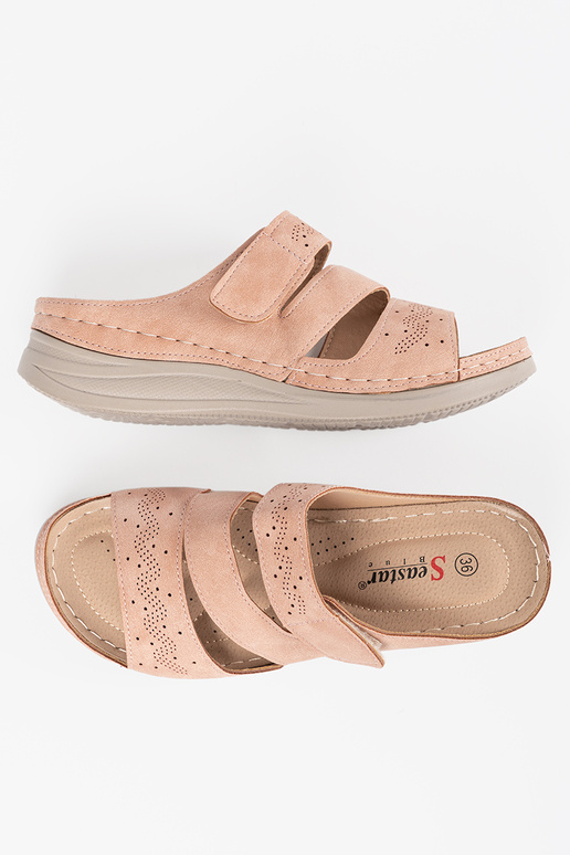 Slippers op een lage plateau in roze... Slippers op een lage plateau in roze...