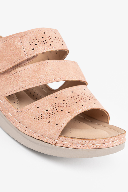 Slippers op een lage plateau in roze... Slippers op een lage plateau in roze...