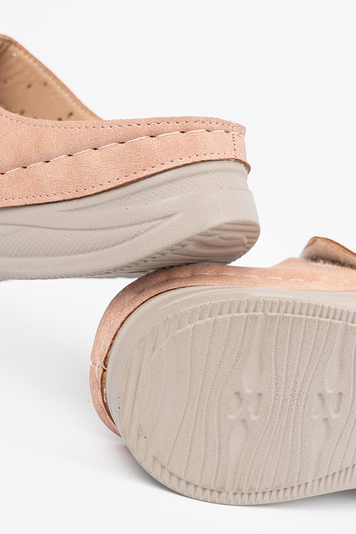 Slippers op een lage plateau in roze... Slippers op een lage plateau in roze...