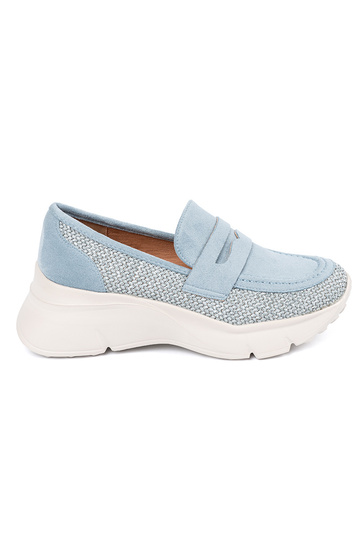 blauIn schoenen op een...