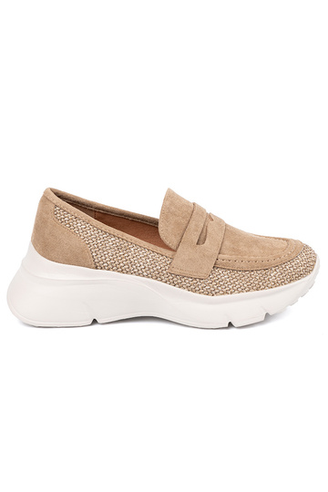 beige schoenen op een dikke...