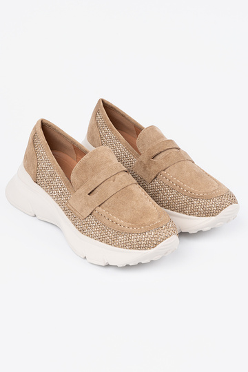 beige schoenen op een dikke... 2