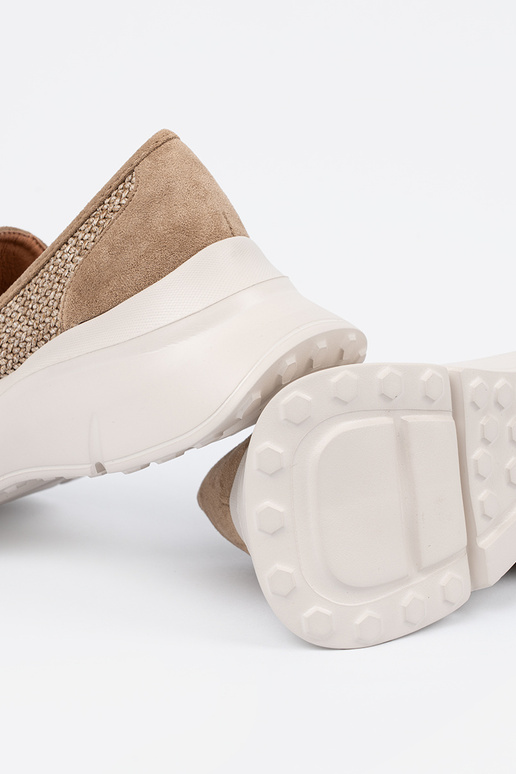 beige schoenen op een dikke zool beige schoenen op een dikke zool