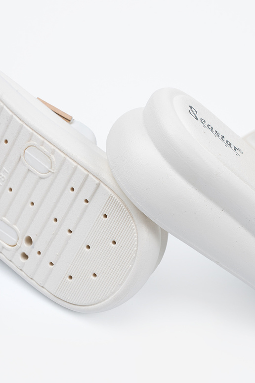 Witte slippers met gouden gespen en...