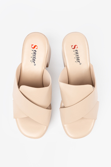 beige slippers op de hiel 2