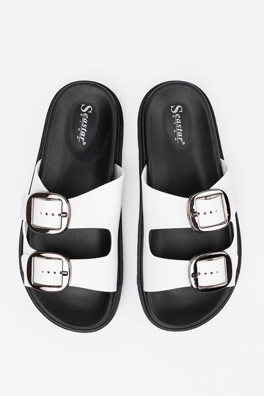 Witte slippers met zilveren gespen