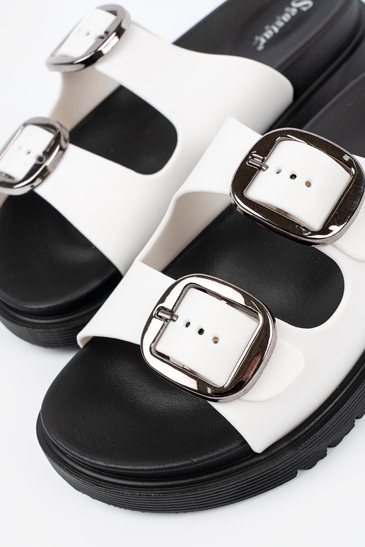 Witte slippers met zilveren gespen