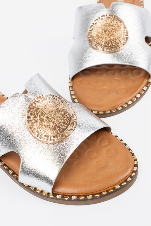 Slippers zilver met gouden decoratie Slippers zilver met gouden decoratie