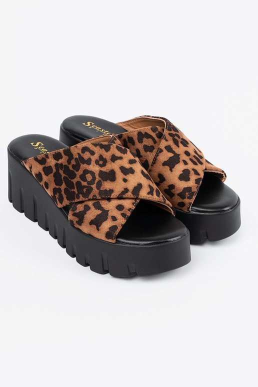 van suède slippers dames op een Inig...