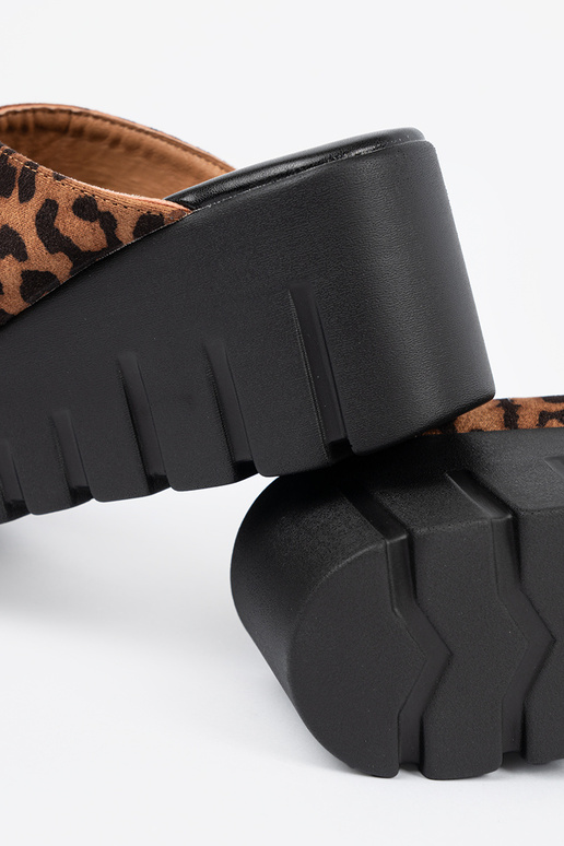 van suède slippers dames op een Inig...