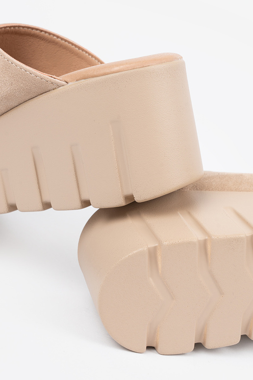 van suède slippers dames op een Inig...