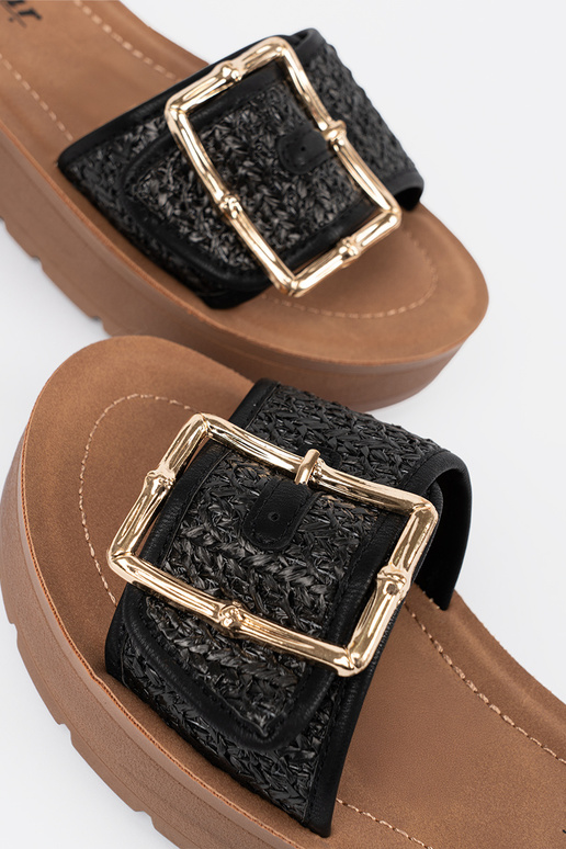 Zwarte slippers met gouden gesp