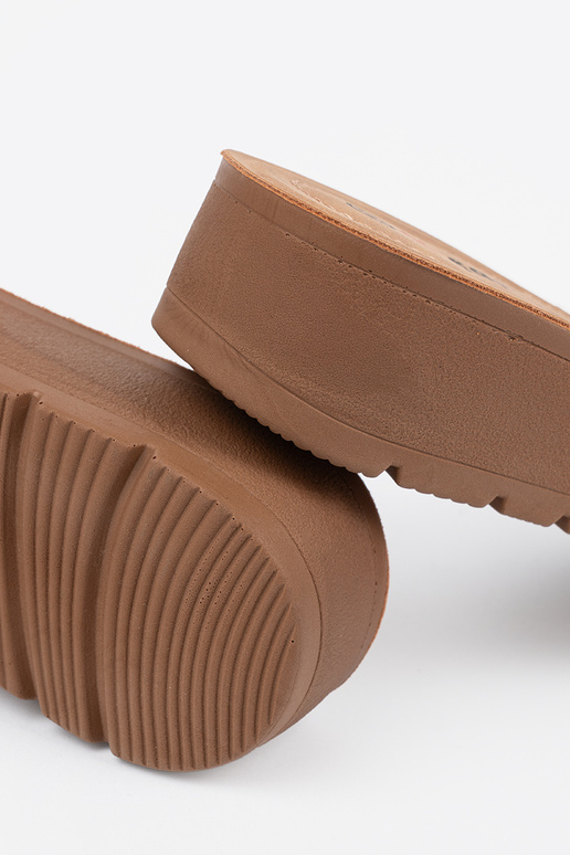 Zwarte slippers met gouden gesp