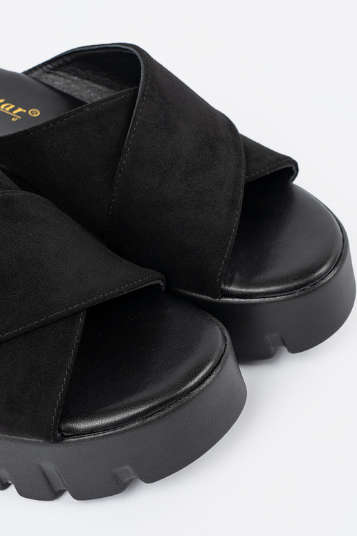 van suède slippers dames op een Inig...