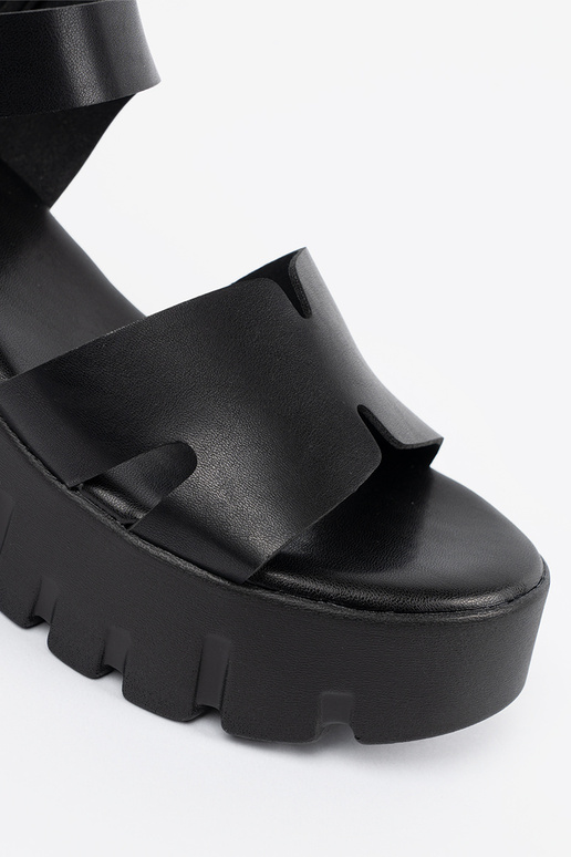 Zwarte schoenen met een hoge platform Zwarte schoenen met een hoge platform