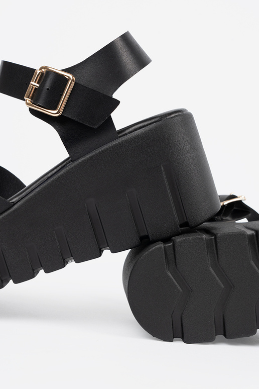 Zwarte schoenen met een hoge platform Zwarte schoenen met een hoge platform