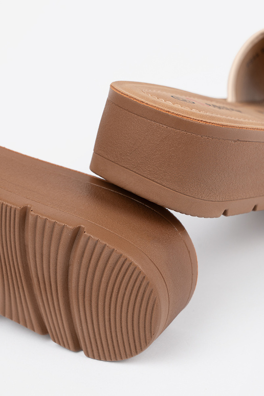 Pantoffels met een gouden gesp