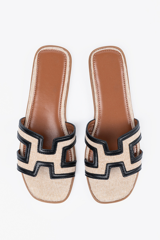 Slippers met decoratieve uitsparingen