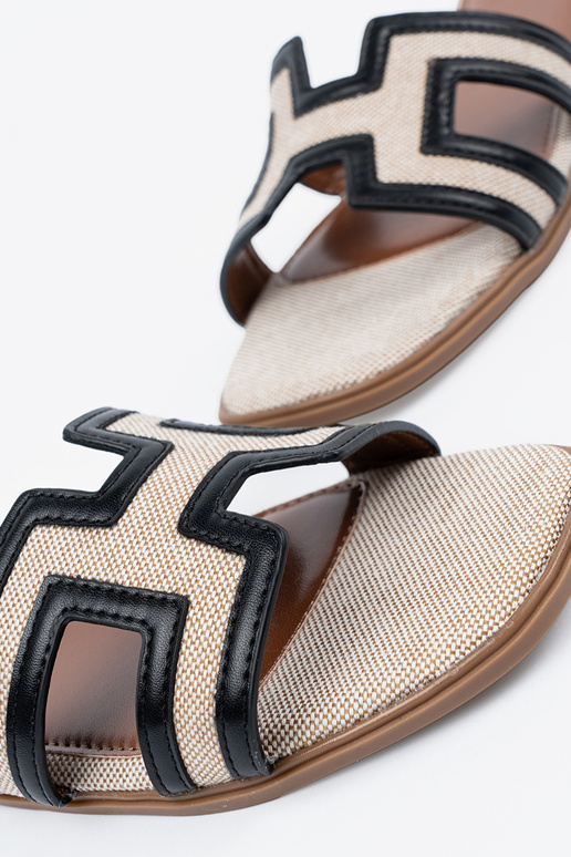 Slippers met decoratieve uitsparingen