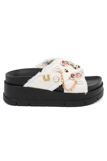 Initte kleur slippers met...