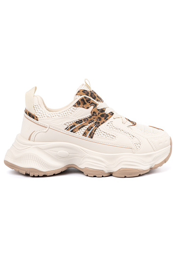 Sportieve schoenen op een...