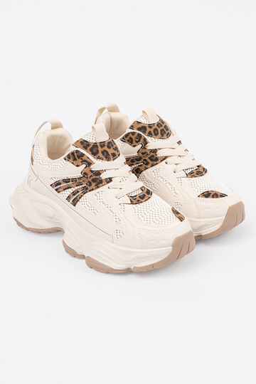 Sportieve schoenen op een... 2