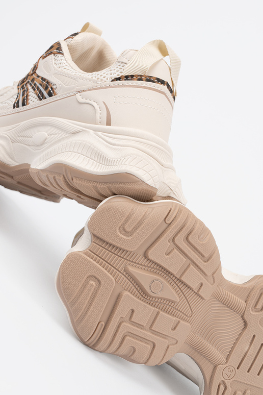 Sportieve schoenen op een dikke...