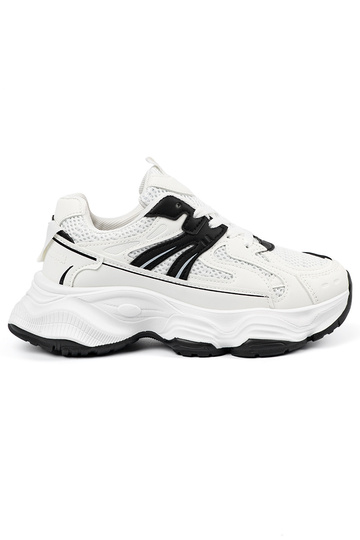 Witte sportieve schoenen op...