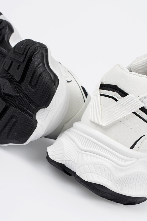 Witte sportieve schoenen op een dikke...