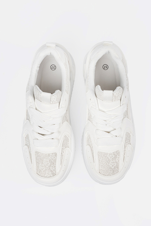 Witte sportieve schoenen met veters... Witte sportieve schoenen met veters...